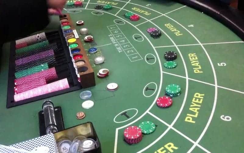 Chơi Baccarat offline hay online có lợi hơn?